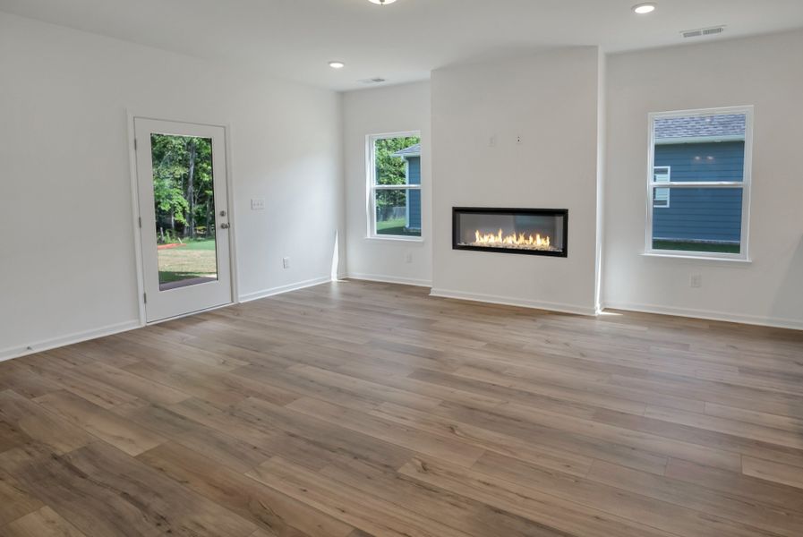 Spacious, unfurnished interior of a new home in Marlin Pointe, White House (Image 14).