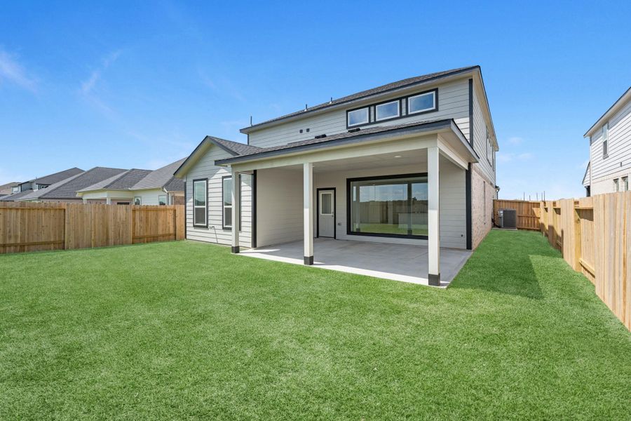 Exterior details and patio area of a home in Huntington Place, Rosharon (Image 4).