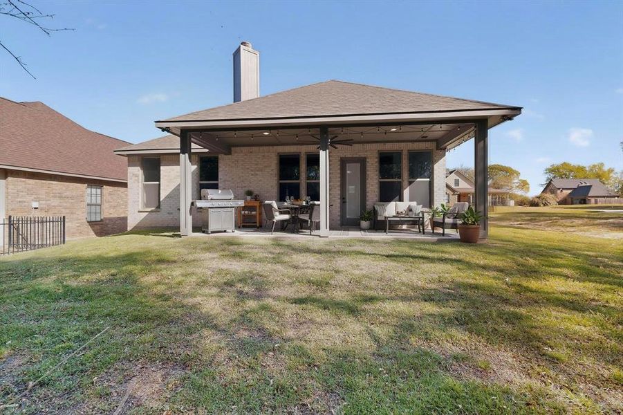 Exterior details and patio area of a home in , Athens (Image 4).