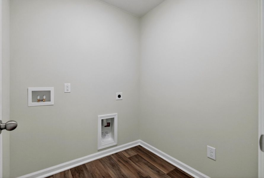 Spacious, unfurnished interior of a new home in Lindera Preserve at Cane Bay Plantation, Summerville (Image 26).