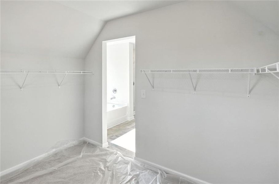 Spacious, unfurnished interior of a new home in Creekside Landing, Dallas (Image 25).