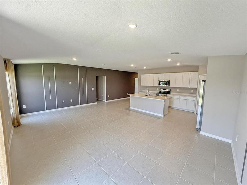 Spacious, unfurnished interior of a new home in , Lake Wales (Image 13).