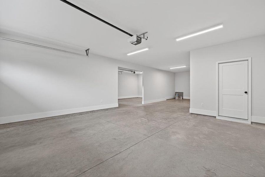 Spacious, unfurnished interior of a new home in Spring Creek, Monroe (Image 19).