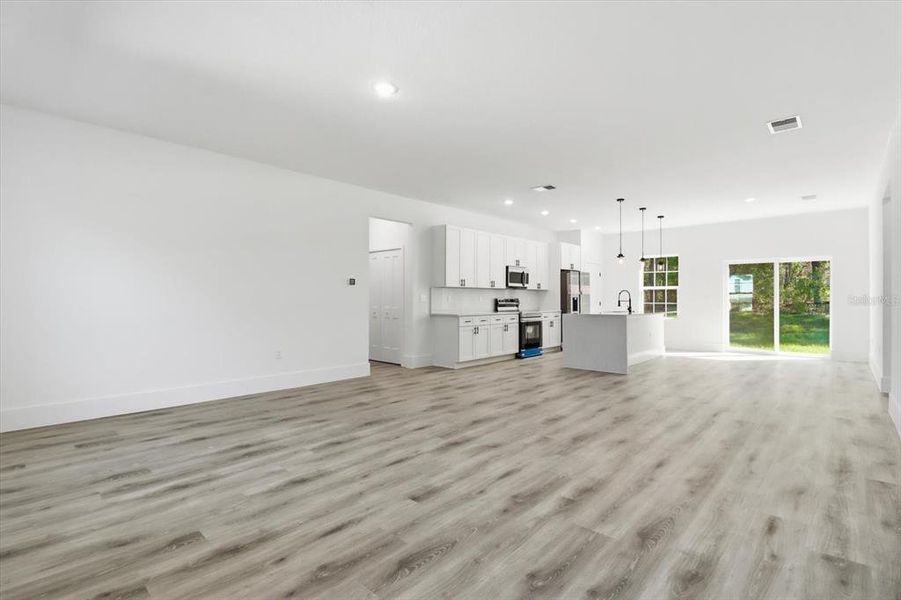 Spacious, unfurnished interior of a new home in , Citrus Springs (Image 35).