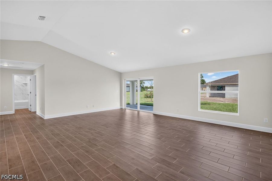 Spacious, unfurnished interior of a new home in Cape Coral, Cape Coral (Image 13).