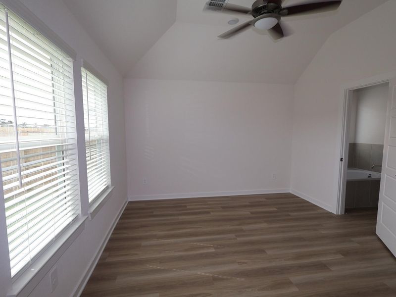 Spacious, unfurnished interior of a new home in Lone Star Landing, Montgomery (Image 20).