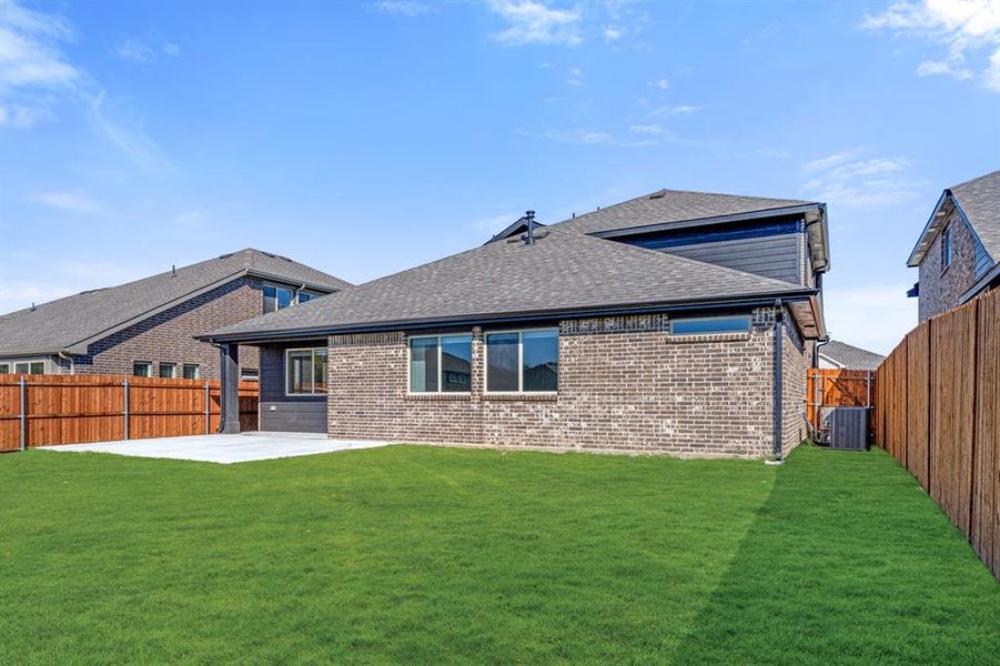 Exterior details and patio area of a home in Eagle Glen Elements, Alvarado (Image 26).