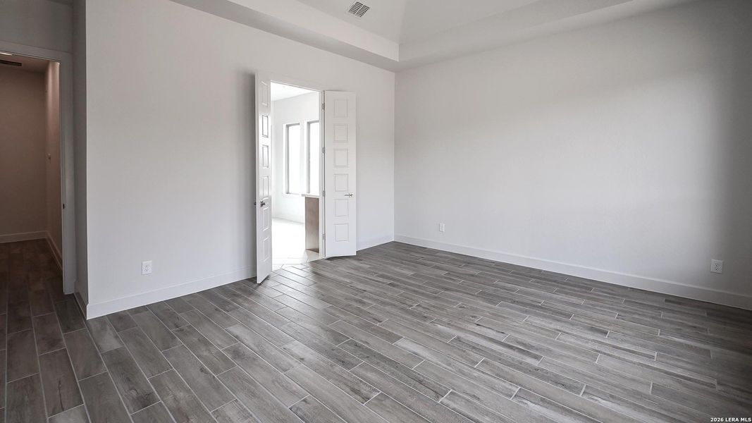 Spacious, unfurnished interior of a new home in Kinder Ranch, San Antonio (Image 16).