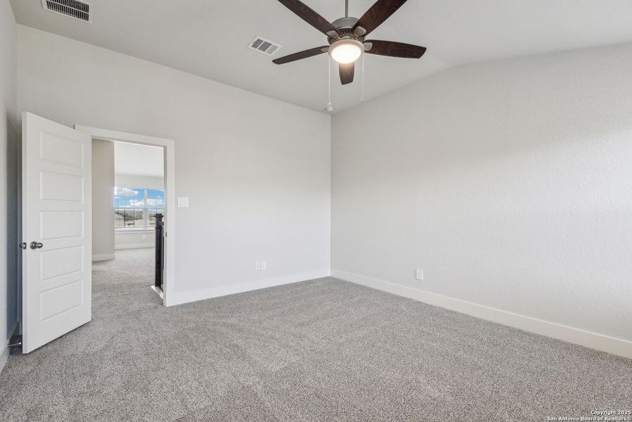 Spacious, unfurnished interior of a new home in Thomas Pond, San Antonio (Image 19).