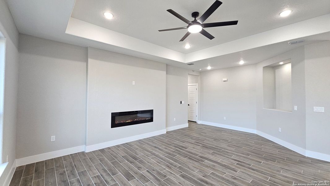 Spacious, unfurnished interior of a new home in , La Vernia (Image 23).