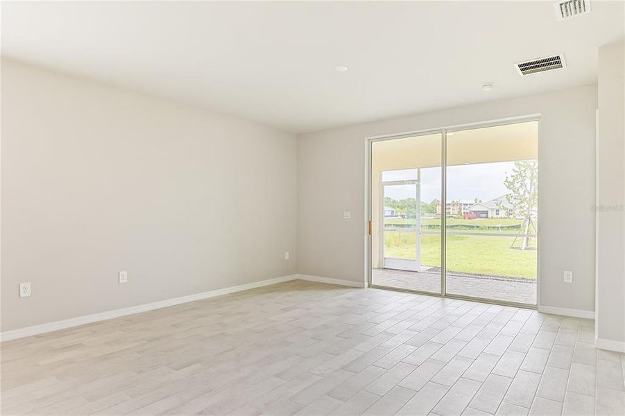 Spacious, unfurnished interior of a new home in Heritage Lake Park, Punta Gorda (Image 9).