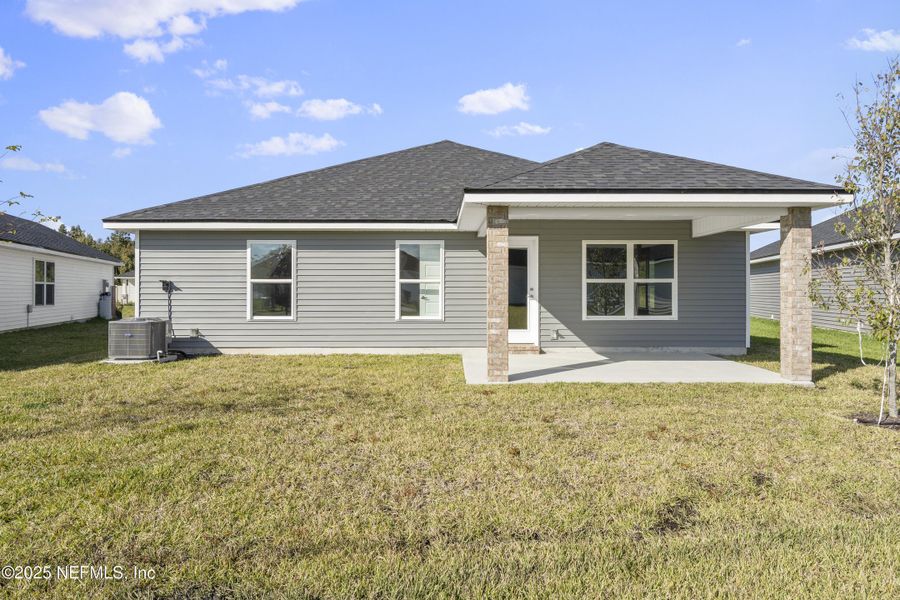 Exterior details and patio area of a home in Summerglen, Jacksonville (Image 4).