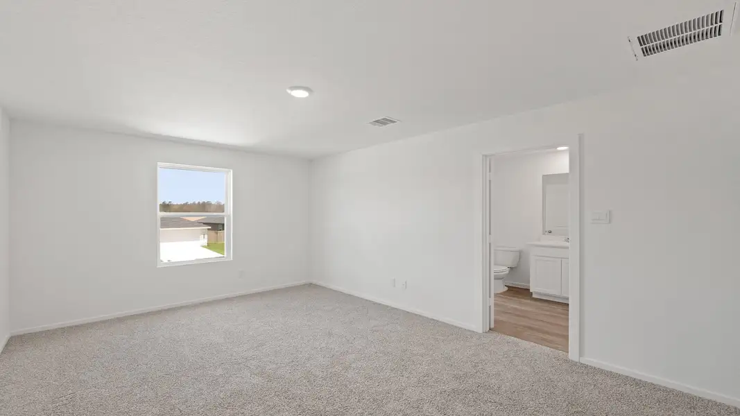 Representative unfurnished interior of a home built from the Franklin by D.R. Horton in Lake Conroe Cove, Willis (Image 25).