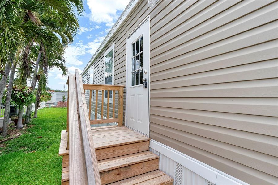 Exterior details and patio area of a home in , Dania Beach (Image 20).