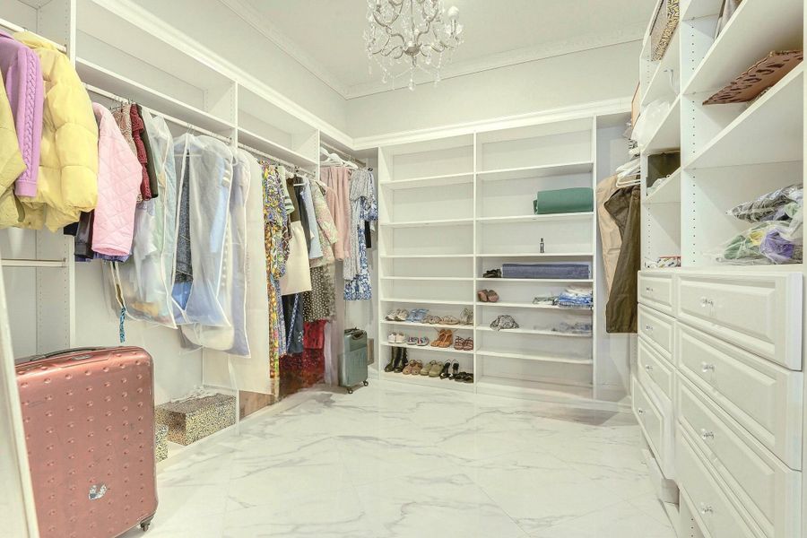 PRIMP IN YOUR LARGE WALK-IN PRIMARY