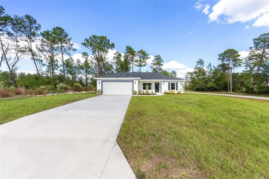 Exterior details and patio area of a home in , Ocala (Image 4).