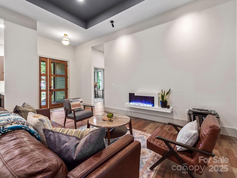 10 ft ceilings throughout