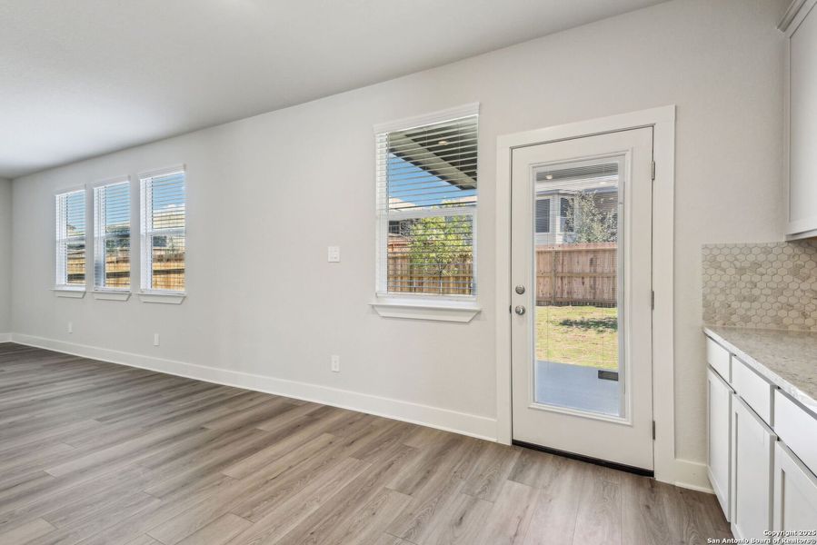 Spacious, unfurnished interior of a new home in Thomas Pond, San Antonio (Image 27).