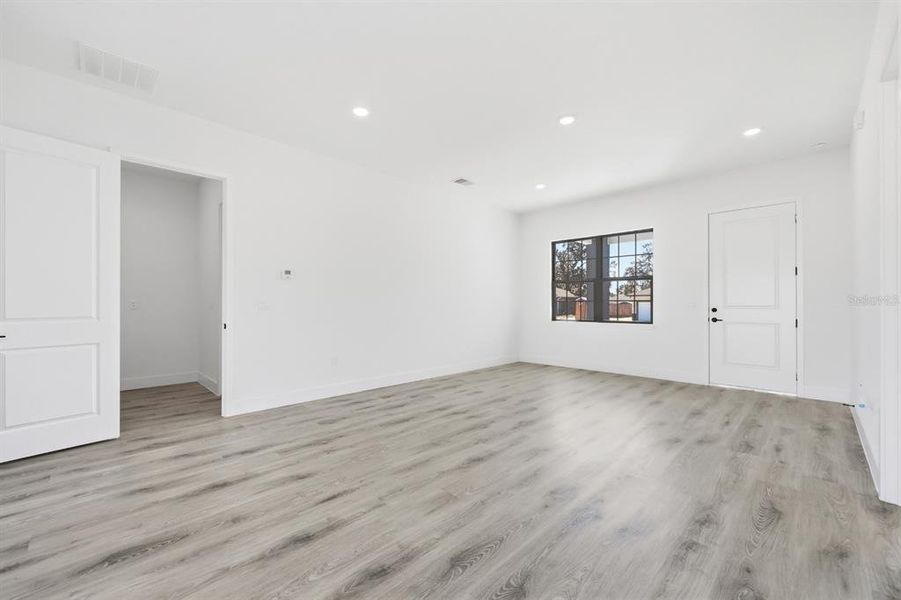 Spacious, unfurnished interior of a new home in , Ocala (Image 45).