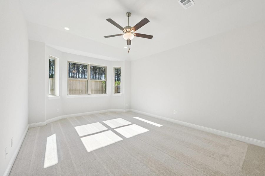 Spacious, unfurnished interior of a new home in Evergreen 40', Conroe (Image 39).