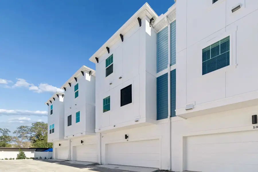 Condo located in Tampa, FL showcasing its design and architecture (Image 4). Condo located in Tampa, FL showcasing its design and architecture (Image 4).