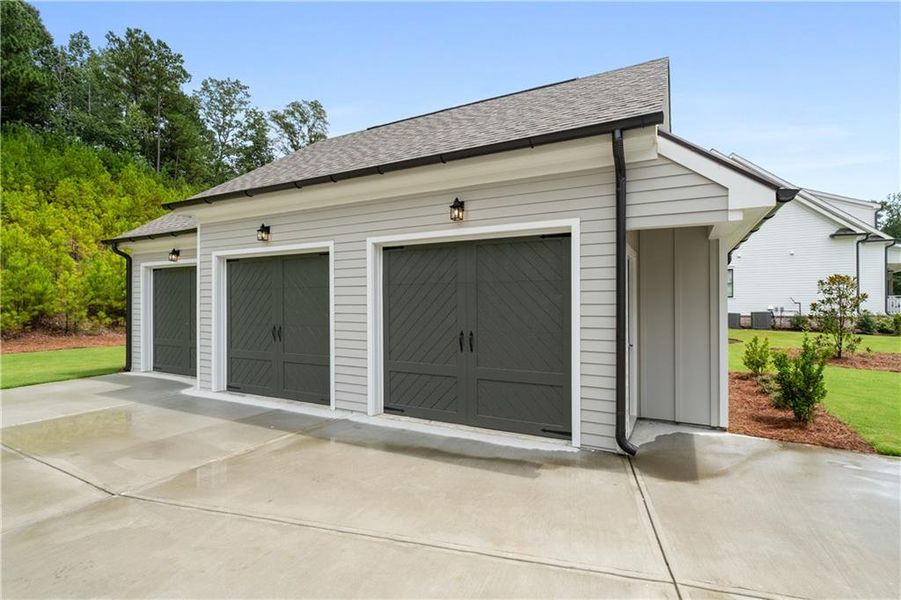 Exterior details and patio area of a home in Crossroads, Alpharetta (Image 36).