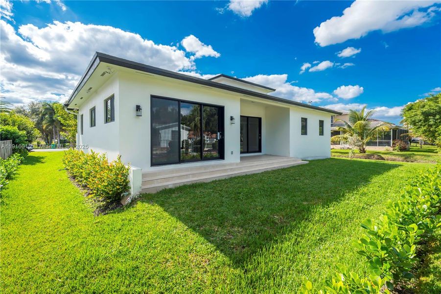 Exterior details and patio area of a home in , Plantation (Image 3).