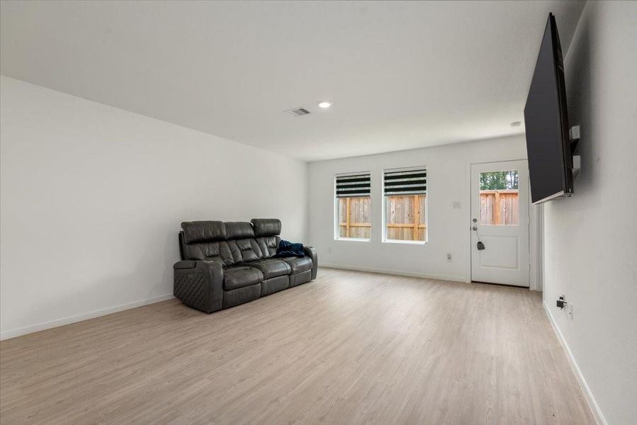 Spacious, unfurnished interior of a new home in Tavola, New Caney (Image 20).