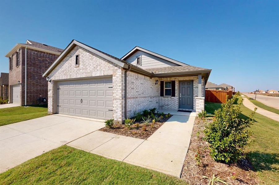 Exterior details and patio area of a home in Mobberly Farms, Pilot Point (Image 24).