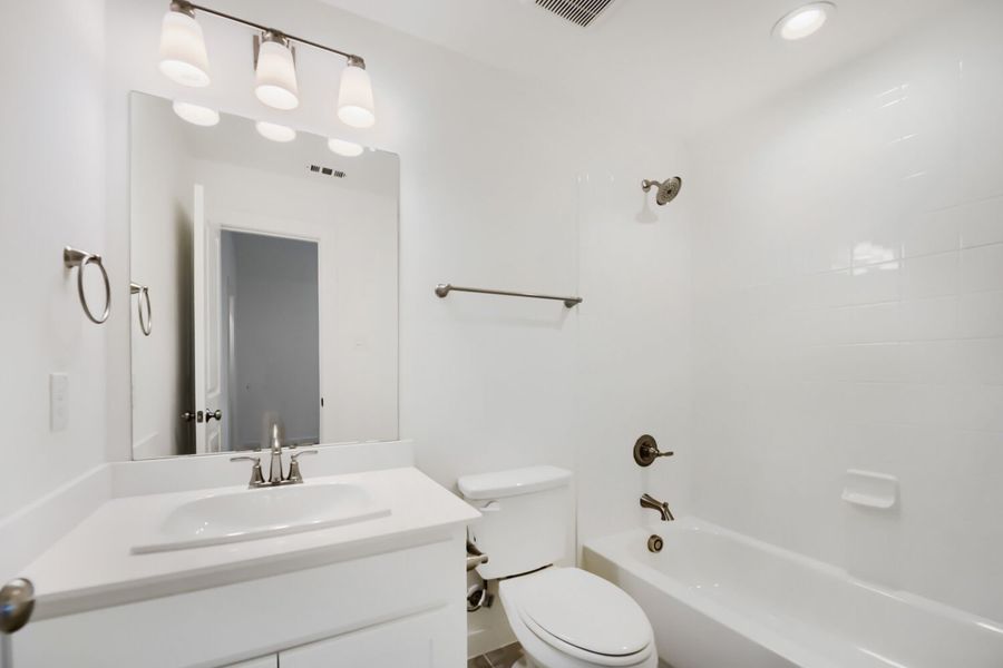 11465 Wulstone - Full Bathroom