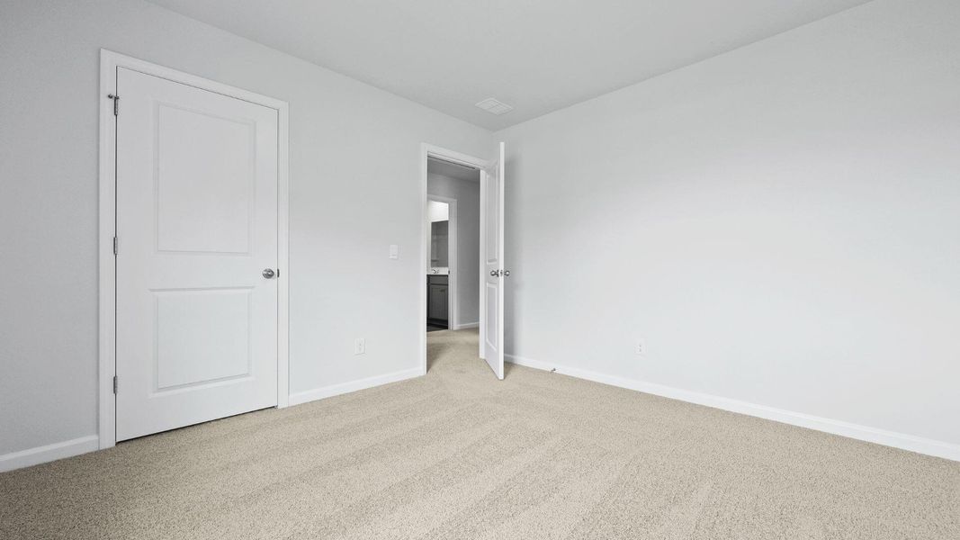 Spacious, unfurnished interior of a new home in Carolina Groves, Moncks Corner (Image 24).