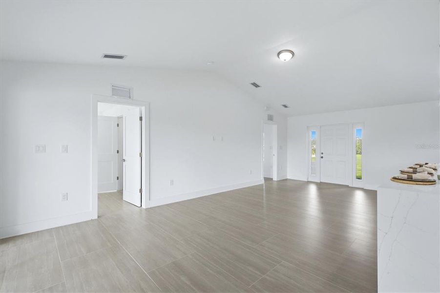 Spacious, unfurnished interior of a new home in , Cape Coral (Image 22).