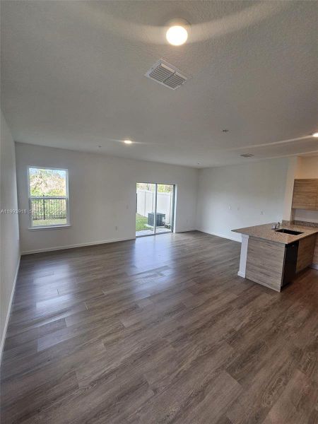 Spacious, unfurnished interior of a new home in , Orlando (Image 33).