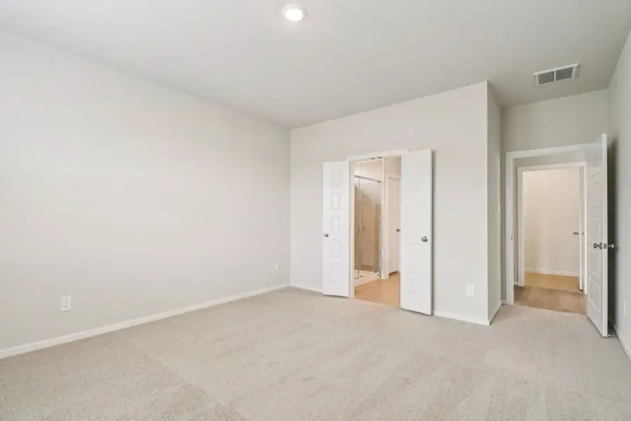 Spacious, unfurnished interior of a new home in Webercrest Heights, Houston (Image 8).