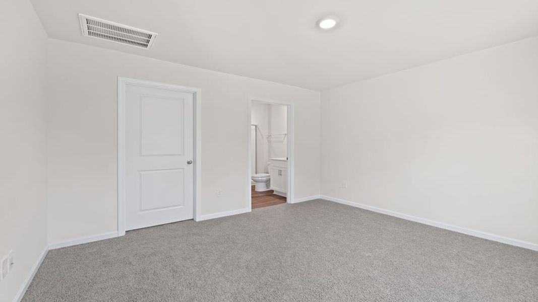 Spacious, unfurnished interior of a new home in Cedar Gap, Fountain Inn (Image 19).