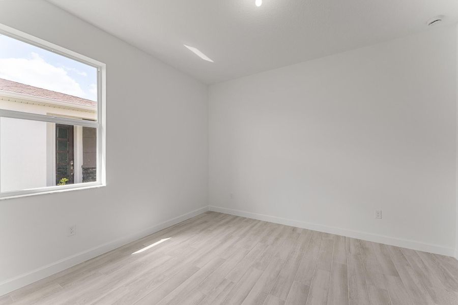 Spacious, unfurnished interior of a new home in Tradition - Kenley, Port St. Lucie (Image 10).