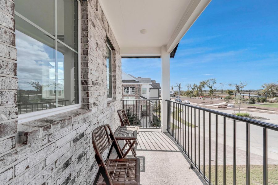 Exterior details and patio area of a home in Sienna, Missouri City (Image 3).