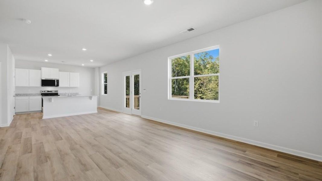 Spacious, unfurnished interior of a new home in Oakleigh Glen, Dallas (Image 16).