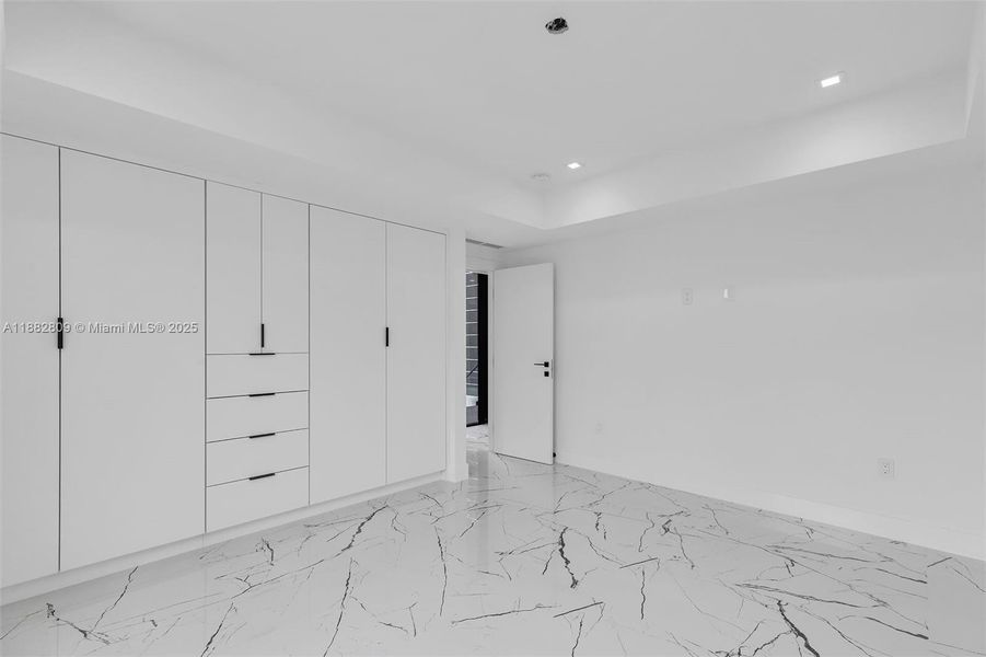 Spacious, unfurnished interior of a new home in , Key Largo (Image 23).