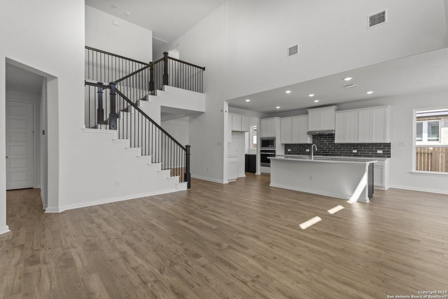 Spacious, unfurnished interior of a new home in Stillwater Ranch 60', San Antonio (Image 16).