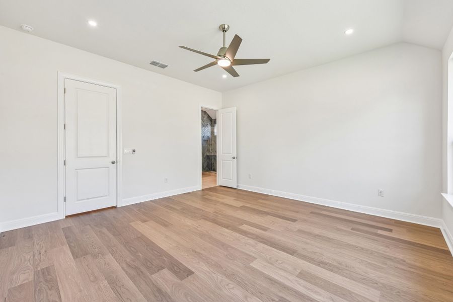 Spacious, unfurnished interior of a new home in Persimmon, Buda (Image 17).