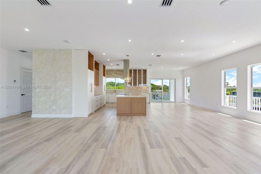 Spacious, unfurnished interior of a new home in , Tavernier (Image 82).