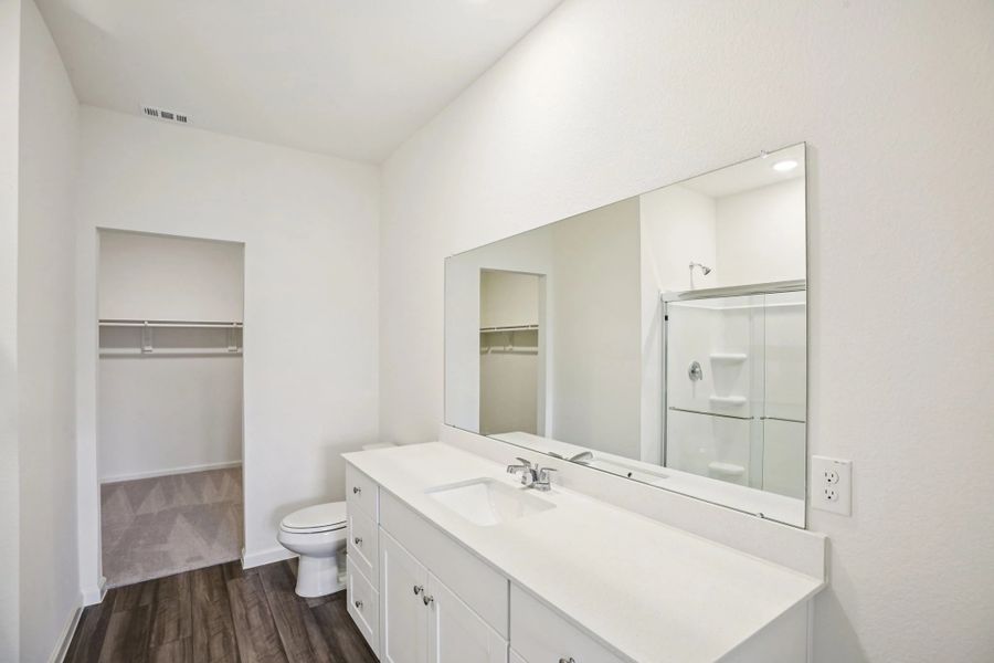 Representative furnished interior of a home built from the Sagan by Starlight Homes in Ashland, Angleton (Image 15).