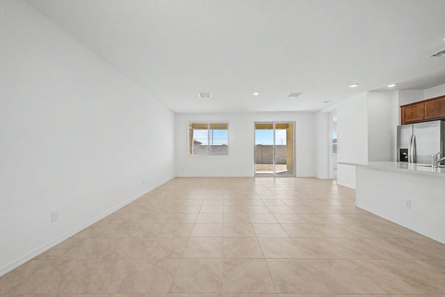 Spacious, unfurnished interior of a new home in Tyler Ranch, Buckeye (Image 7).