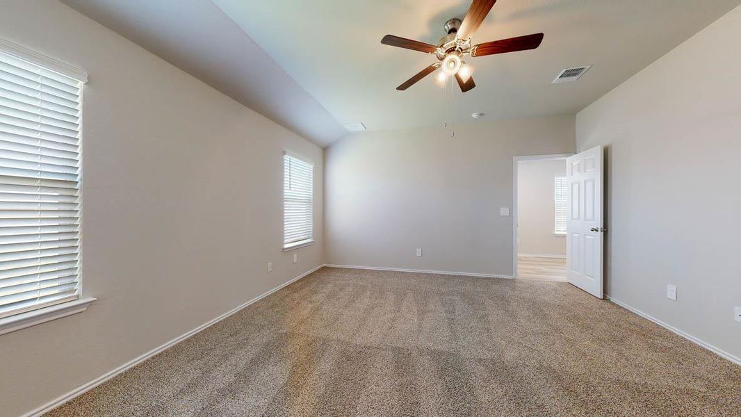 Spacious, unfurnished interior of a new home in Turnbo Ranch, Killeen (Image 21).