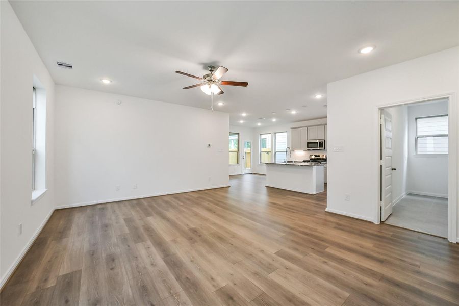 Spacious, unfurnished interior of a new home in Anderson Lake, Houston (Image 24).