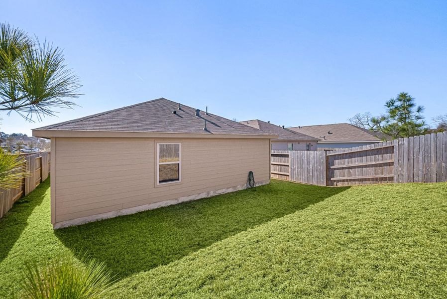Exterior details and patio area of a home in Ladera Trails, Conroe (Image 26).