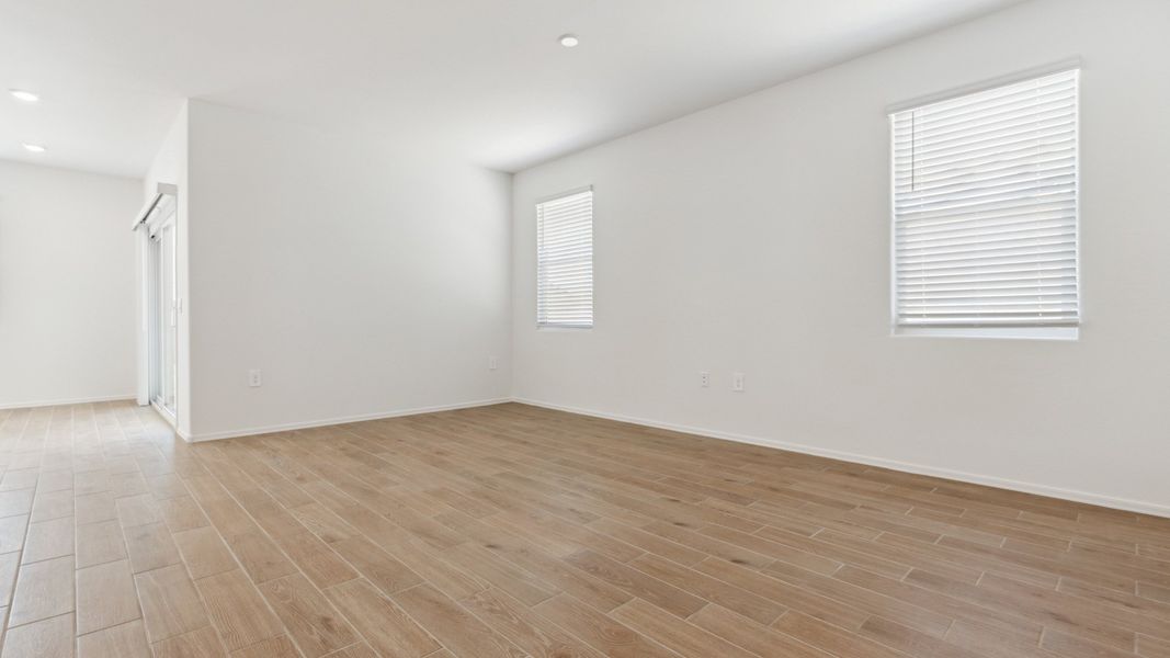 Spacious, unfurnished interior of a new home in Rio Rancho Estates, Wittmann (Image 18).