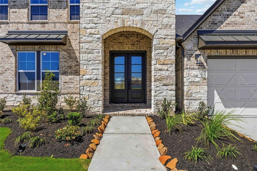 Exterior details and patio area of a home in Valencia, Manvel (Image 4).