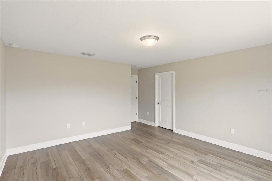 Spacious, unfurnished interior of a new home in , Sebring (Image 26).